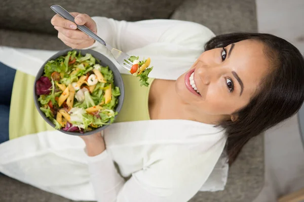 Retrato Mulher Feliz Comendo Salada — Fotografia de Stock