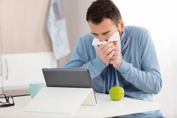 Enfermo Casa Estornudando —  Fotos de Stock
