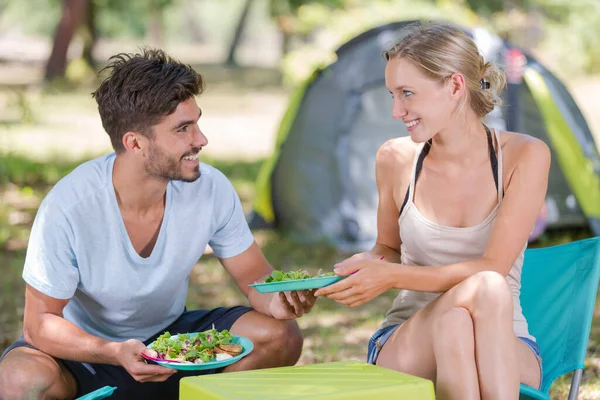 Uomo Donna Sorridente Che Hanno All Aperto — Foto Stock