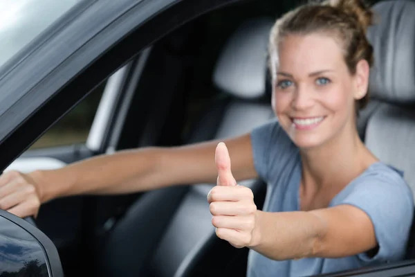 親指を立てた女性ドライバーは — ストック写真