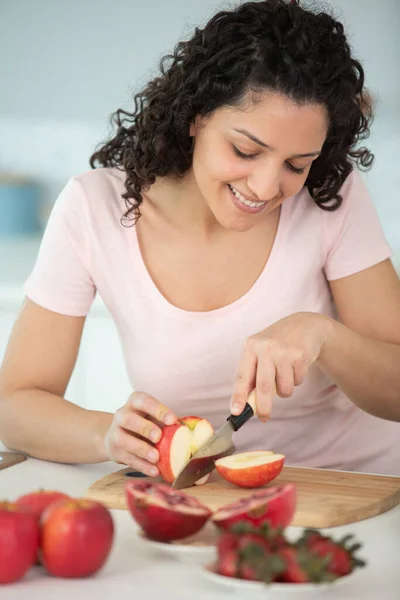 快乐的女人把苹果切成两半 — 图库照片