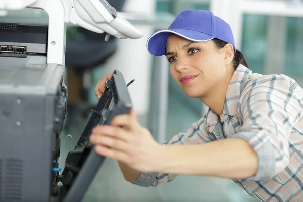 Mulher Está Consertando Uma Máquina — Fotografia de Stock