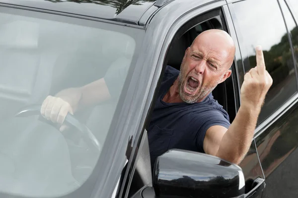Αναιδής Άνθρωπος Στο Τιμόνι Δείχνει Μια Άσεμνη Χειρονομία — Φωτογραφία Αρχείου