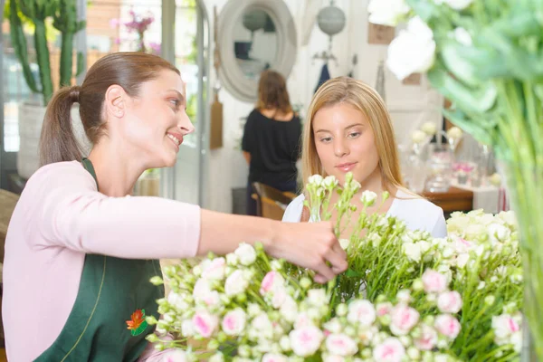 Florista Recebendo Flores Para Cliente — Fotografia de Stock