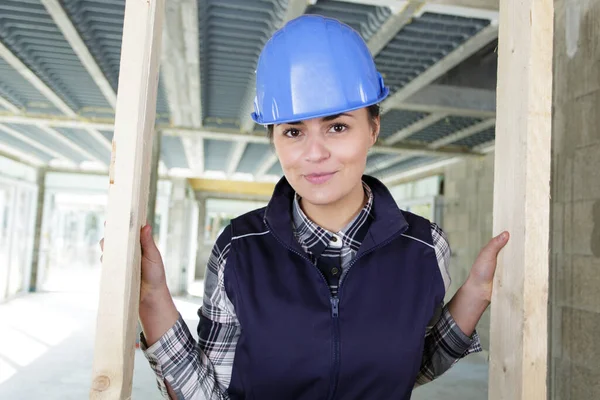 Mujer Constructor Mirando Cámara —  Fotos de Stock