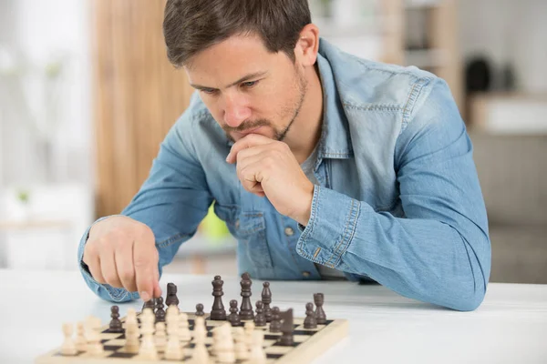Mladý Muž Hraje Šachy — Stock fotografie