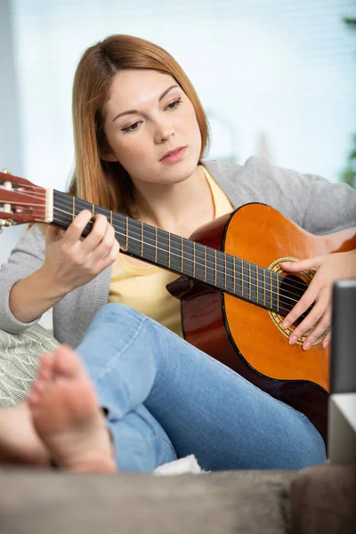 Mulher Com Tablet Computador Sentado Tocar Guitarra Acústica Casa — Fotografia de Stock