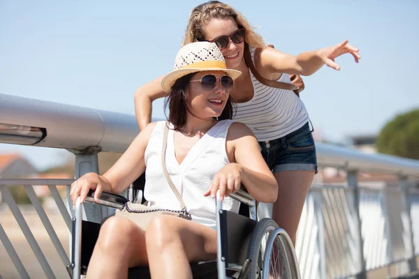 Frau Mit Ihrem Behinderten Freund — Stockfoto