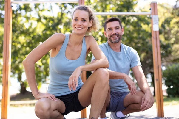 在公园的健身课上笑着的夫妻 — 图库照片