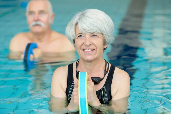 Seniorin Schwimmbad — Stockfoto