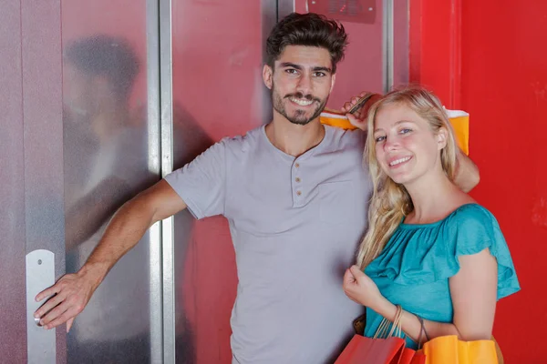 Otel Asansöründe Seyahat Çantalı Bir Adam Kadın — Stok fotoğraf