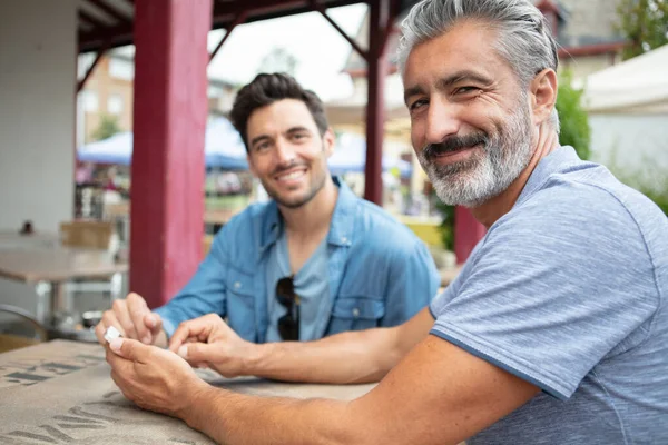 Oturup Iki Yetişkin Erkek Arkadaş Dışında Cafe Kahve Sohbet — Stok fotoğraf