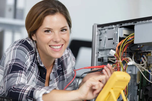 Glückliche Technikerin Die Einen Computer Repariert — Stockfoto