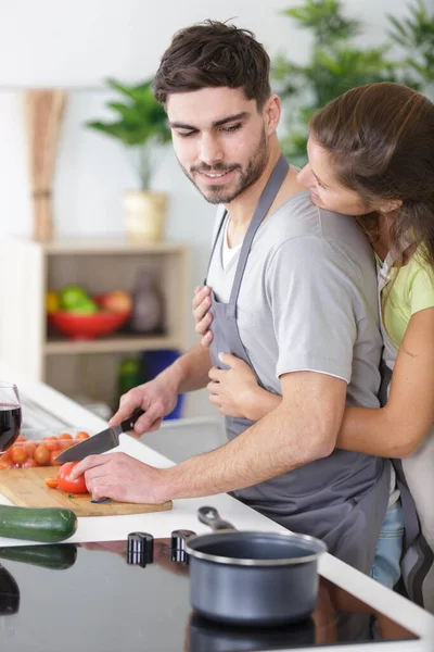 Porträt Eines Fröhlichen Jungen Paares Beim Kochen — Stockfoto