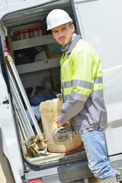 一个男人在装一辆货车 — 图库照片