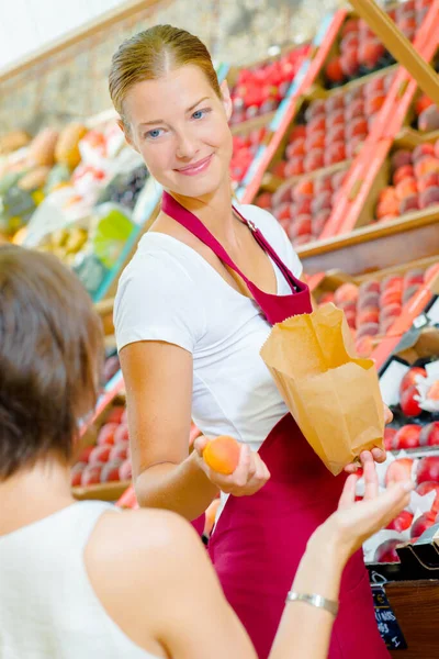 Vendedor Frutas Que Serve Cliente — Fotografia de Stock