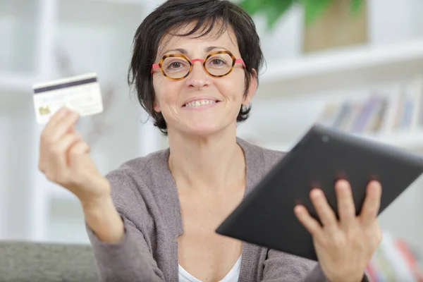 Smiling Woman Paying Online — Stock Photo, Image