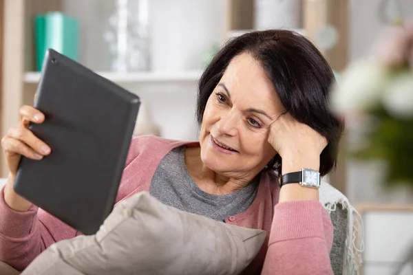 Sorridente Donna Mezza Età Utilizzando Computer Tablet Durante Relax — Foto Stock
