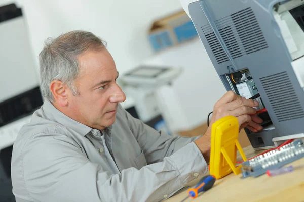Repairer Working Computer Service Center — Stock Photo, Image