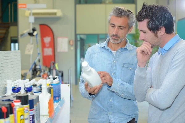 Dois Homens Olhando Para Etiqueta Produto Mecânico — Fotografia de Stock