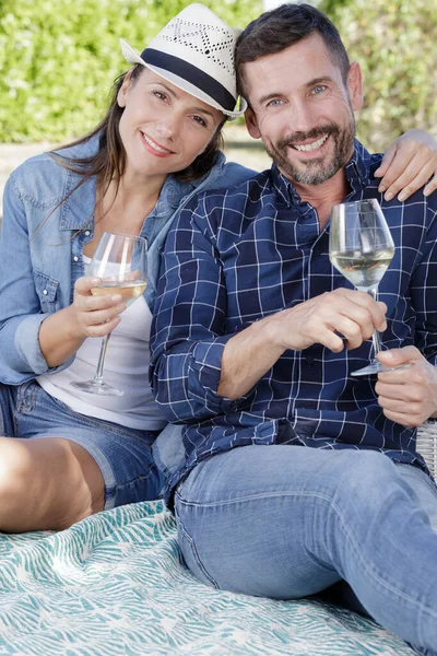 Una Mujer Hombre Disfrutando Poco Vino Aire Libre —  Fotos de Stock