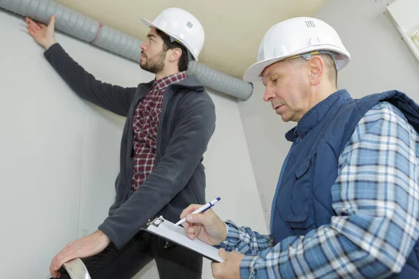 Handarbeider Kijken Weg Tijdens Het Onderzoek Van Buizen Een Constructie — Stockfoto