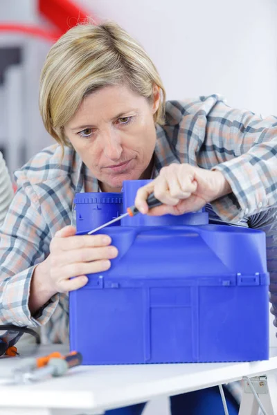Reparaturfrau Fixiert Lüftung Mit Schraubenzieher — Stockfoto