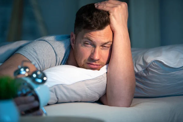 Ospalý Muž Zjišťuje Ráno Těžké Probudit — Stock fotografie
