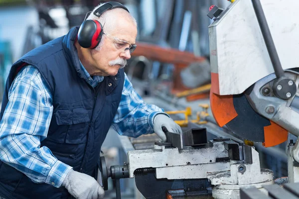 Elderly Worker Watches Processing Detail Milling Machine — Stock Photo, Image