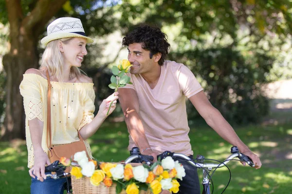流行のカップルと花のバスケットと自転車 — ストック写真