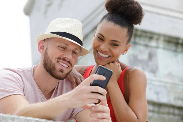 Junges Paar Urlaub Checkt Smartphone — Stockfoto