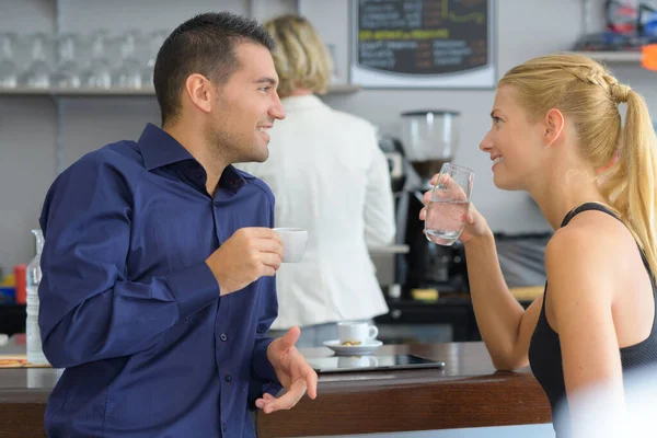 在本地咖啡店喝咖啡的年轻夫妇 — 图库照片