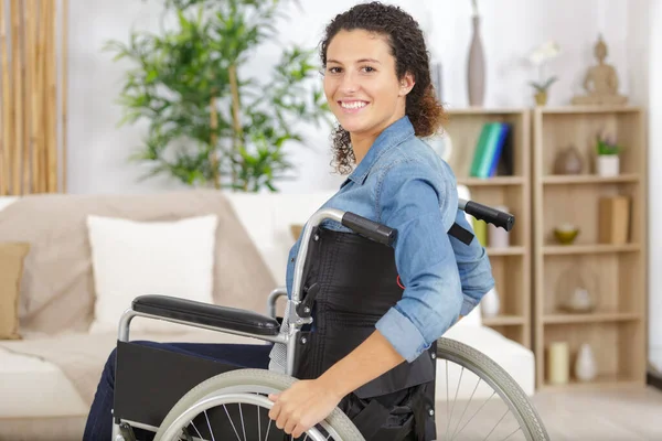 Žena Invalidním Vozíku Uvnitř — Stock fotografie