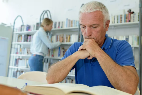 Senior Man Met Boeken Boekhandel — Stockfoto