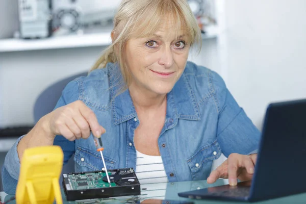 Жінка Інженер Вдома Працює Над Технологіями — стокове фото