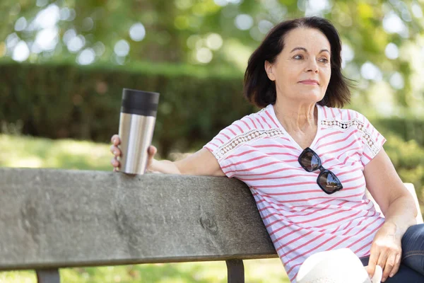 Porträt Einer Seniorin Die Kaffee Zum Mitnehmen Trinkt — Stockfoto