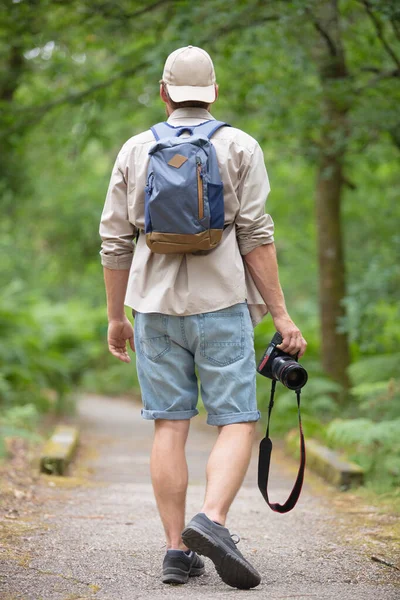 Viajante Homem Segurando Câmera Fina Floresta Verde — Fotografia de Stock