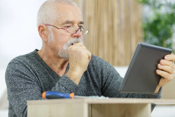 Senior Man Die Handleiding Tablet Bekijkt — Stockfoto