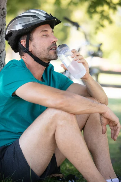 Ciclista Joven Teniendo Descanso —  Fotos de Stock