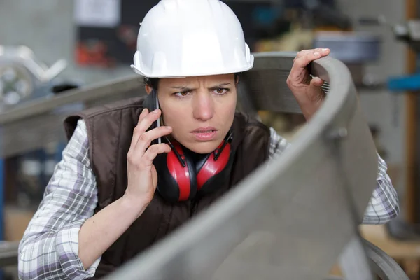 Vrouwelijke Metaalfabriek Manager Aan Telefoon — Stockfoto