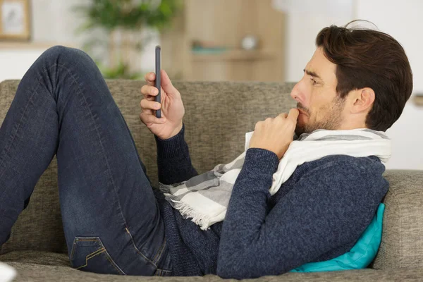 Deprimovaný Smutný Muž Kontroluje Svůj Mobilní Telefon — Stock fotografie