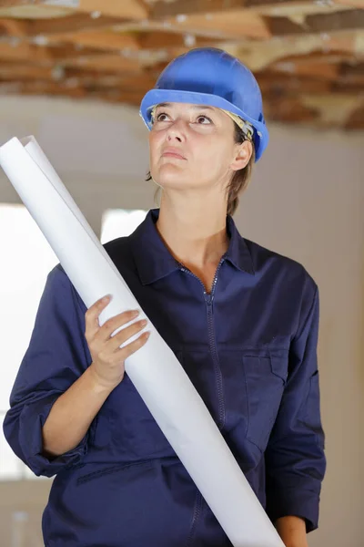 Uma Mulher Construtor Capacete Interior — Fotografia de Stock