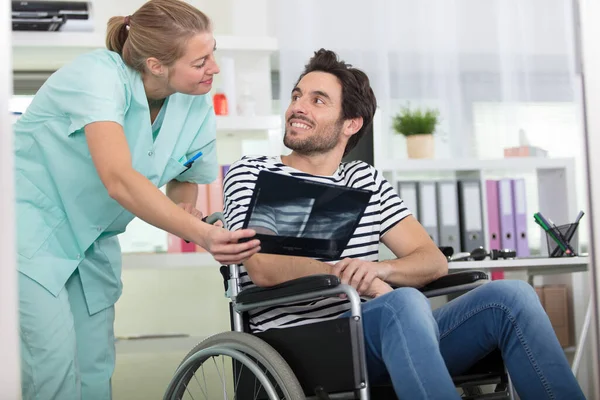 Arzt Zeigt Behinderten Patienten Röntgenbild — Stockfoto