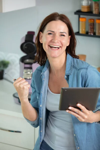 Kobieta Pomocą Tabletu Naprawy Urządzeń Gospodarstwa Domowego — Zdjęcie stockowe
