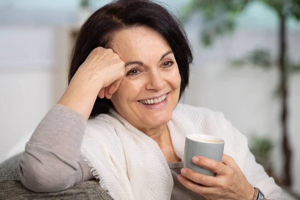 Mooie Senior Vrouw Genieten Van Een Kopje Koffie — Stockfoto