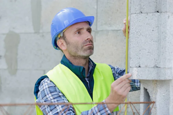 Ingeniero Usando Auriculares Construcción — Foto de Stock