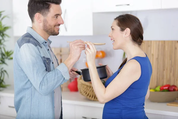 Düşünceli Kocası Onun Hamile Eşi Besleme — Stok fotoğraf