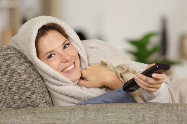 Junge Frau Mit Decke Bedeckt Beobachtet Auf Dem Sofa — Stockfoto