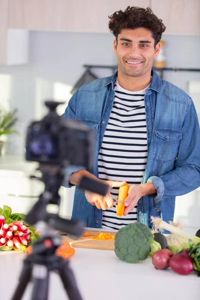 Cámara Video Filmando Joven Sonriente Blogger Masculino Preparando Verduras — Foto de Stock