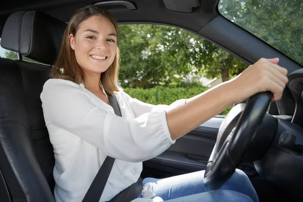 若い女性ドライバーがビジネスカーを運転し — ストック写真